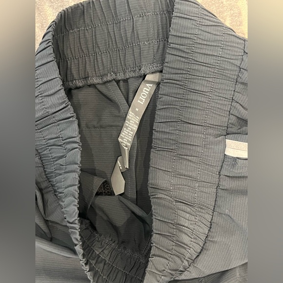 Vuori Cardiff Short in Charcoal Color Block, size M, EUC - Picture 7 of 8